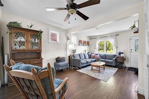 12 Broadview Avenue, Cambridge, ON - Indoor Photo Showing Living Room