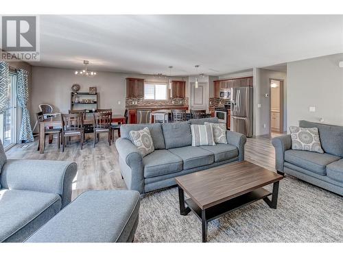 3521 Creekview Crescent, West Kelowna, BC - Indoor Photo Showing Living Room