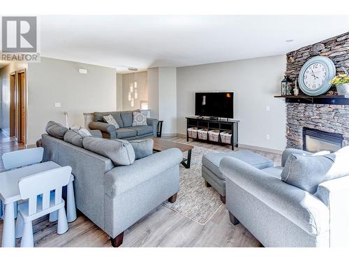 3521 Creekview Crescent, West Kelowna, BC - Indoor Photo Showing Living Room With Fireplace