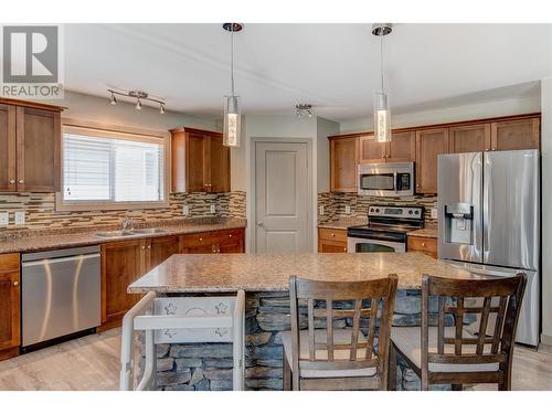 3521 Creekview Crescent, West Kelowna, BC - Indoor Photo Showing Kitchen With Double Sink With Upgraded Kitchen