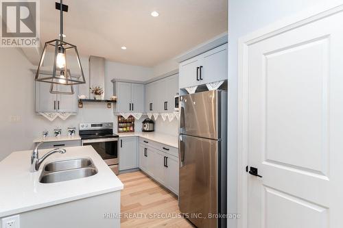 1091 Upperpoint Avenue, London, ON - Indoor Photo Showing Kitchen With Double Sink