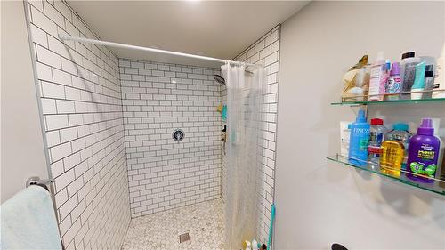 Bathroom Shower - 8 Kingston Bay, St. Catharines, ON - Indoor Photo Showing Bathroom