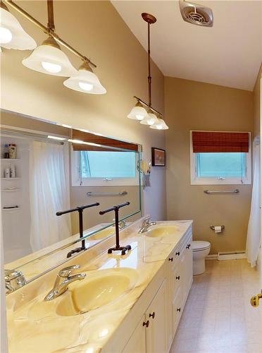 Bathroom - 8 Kingston Bay, St. Catharines, ON - Indoor Photo Showing Bathroom