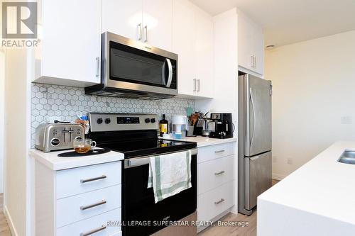 204 - 467 Charlton Avenue E, Hamilton, ON - Indoor Photo Showing Kitchen With Upgraded Kitchen