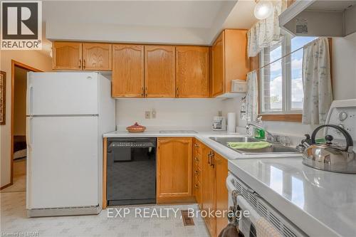 107 River Run Terrace, London, ON - Indoor Photo Showing Kitchen With Double Sink