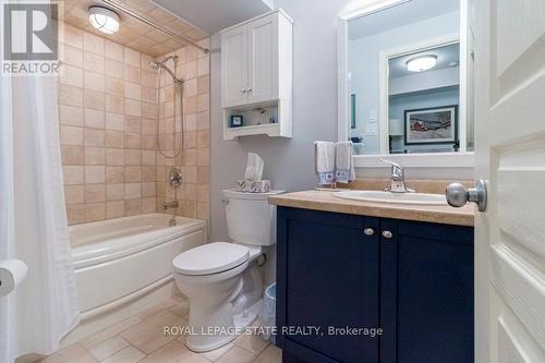 8 Carmichael Trail, Hamilton, ON - Indoor Photo Showing Bathroom
