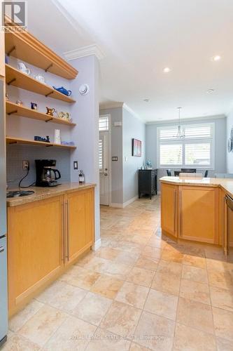 8 Carmichael Trail, Hamilton, ON - Indoor Photo Showing Kitchen