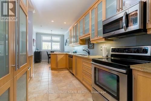 8 Carmichael Trail, Hamilton, ON - Indoor Photo Showing Kitchen