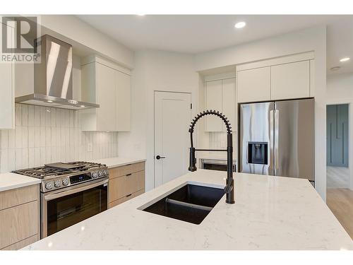 853 Kinnear Court, Kelowna, BC - Indoor Photo Showing Kitchen With Double Sink With Upgraded Kitchen