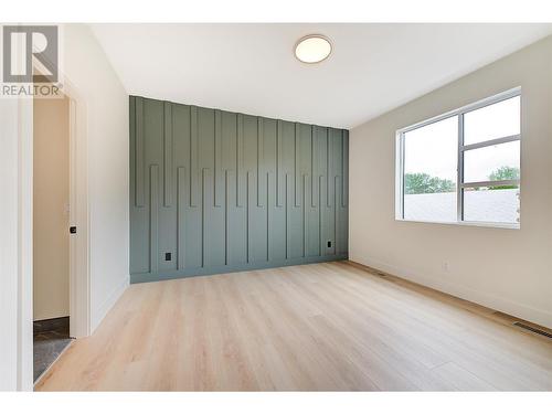 853 Kinnear Court, Kelowna, BC - Indoor Photo Showing Laundry Room