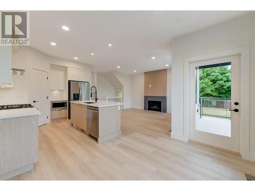 853 Kinnear Court, Kelowna, BC - Indoor Photo Showing Kitchen With Upgraded Kitchen