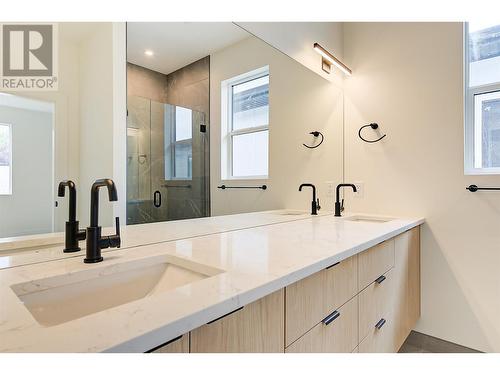 853 Kinnear Court, Kelowna, BC - Indoor Photo Showing Bathroom