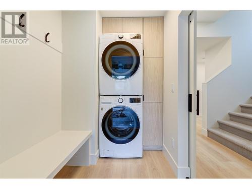 853 Kinnear Court, Kelowna, BC - Indoor Photo Showing Laundry Room