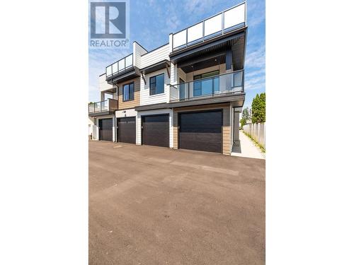 853 Kinnear Court, Kelowna, BC - Outdoor With Balcony