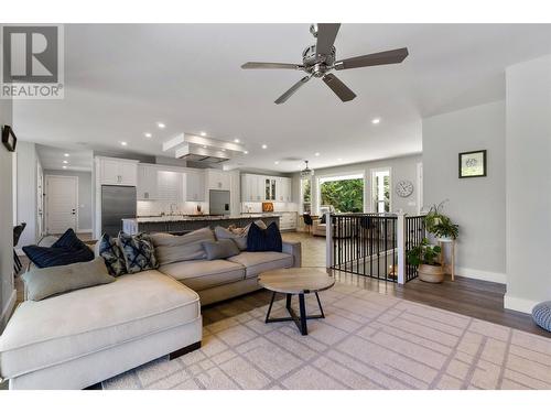 2030 Canoe Beach Drive Ne, Salmon Arm, BC - Indoor Photo Showing Living Room