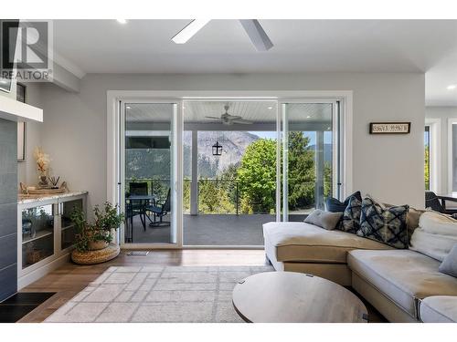 2030 Canoe Beach Drive Ne, Salmon Arm, BC - Indoor Photo Showing Living Room