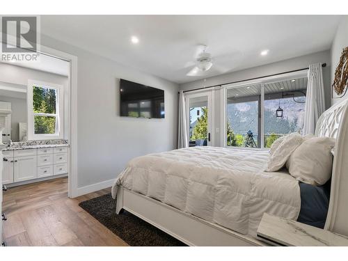 2030 Canoe Beach Drive Ne, Salmon Arm, BC - Indoor Photo Showing Bedroom