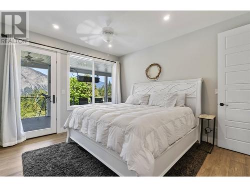 2030 Canoe Beach Drive Ne, Salmon Arm, BC - Indoor Photo Showing Bedroom