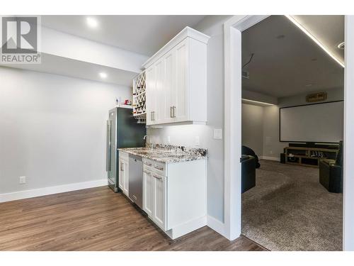 2030 Canoe Beach Drive Ne, Salmon Arm, BC - Indoor Photo Showing Kitchen