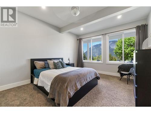 2030 Canoe Beach Drive Ne, Salmon Arm, BC - Indoor Photo Showing Bedroom