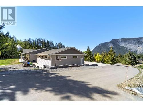 2030 Canoe Beach Drive Ne, Salmon Arm, BC - Outdoor