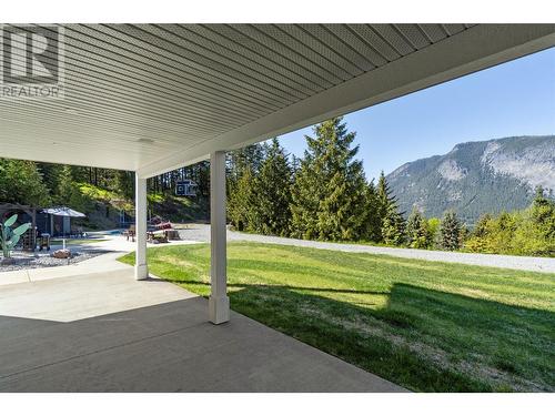 2030 Canoe Beach Drive Ne, Salmon Arm, BC - Outdoor