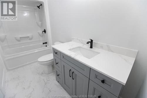 43 Demall Drive, Dresden, ON - Indoor Photo Showing Bathroom