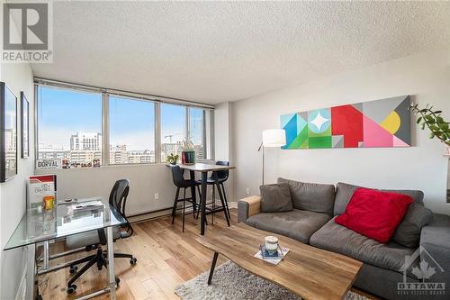 530 Laurier Avenue W Unit#1409, Ottawa, ON - Indoor Photo Showing Living Room