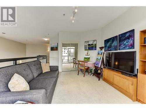 1331 Ellis Street Unit# 406, Kelowna, BC - Indoor Photo Showing Living Room