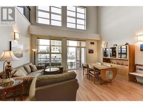 1331 Ellis Street Unit# 406, Kelowna, BC - Indoor Photo Showing Living Room