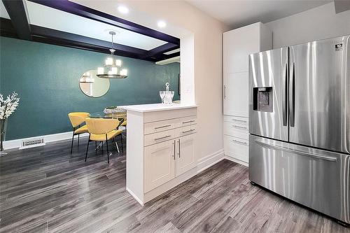 33 Cedar Avenue, Hamilton, ON - Indoor Photo Showing Kitchen