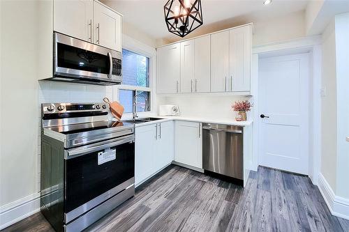 33 Cedar Avenue, Hamilton, ON - Indoor Photo Showing Kitchen