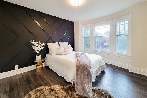 33 Cedar Avenue, Hamilton, ON - Indoor Photo Showing Bedroom