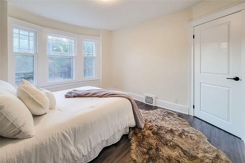 33 Cedar Avenue, Hamilton, ON - Indoor Photo Showing Bedroom