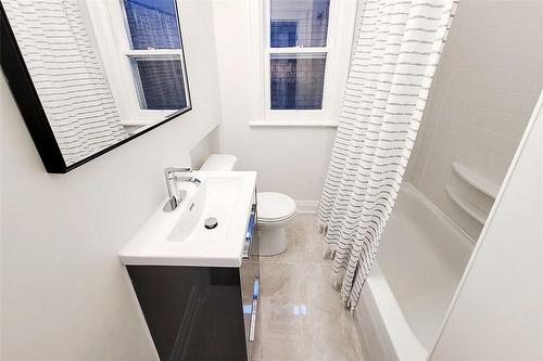 33 Cedar Avenue, Hamilton, ON - Indoor Photo Showing Bathroom