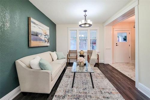 33 Cedar Avenue, Hamilton, ON - Indoor Photo Showing Living Room