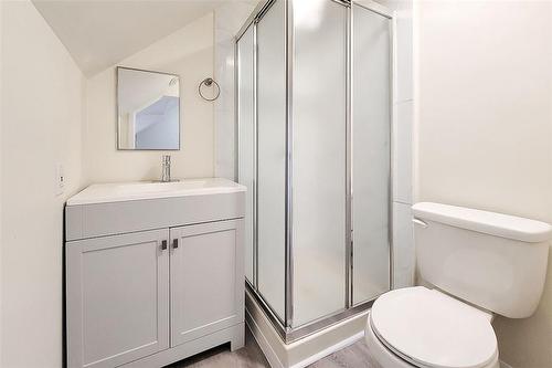 33 Cedar Avenue, Hamilton, ON - Indoor Photo Showing Bathroom