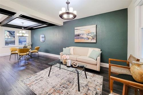 33 Cedar Avenue, Hamilton, ON - Indoor Photo Showing Living Room