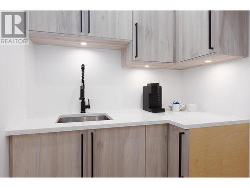 455 Redtail Court, Kelowna, BC - Indoor Photo Showing Kitchen