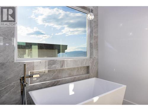 455 Redtail Court, Kelowna, BC - Indoor Photo Showing Bathroom