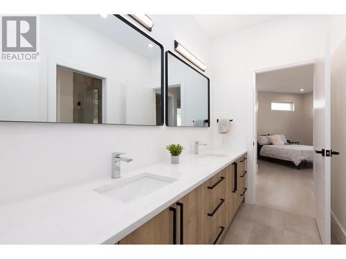 455 Redtail Court, Kelowna, BC - Indoor Photo Showing Bathroom