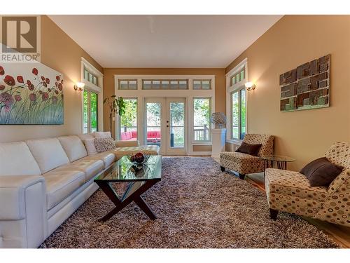 10830 Kalamalka Road, Coldstream, BC - Indoor Photo Showing Living Room