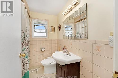 1615 Curry, Windsor, ON - Indoor Photo Showing Bathroom
