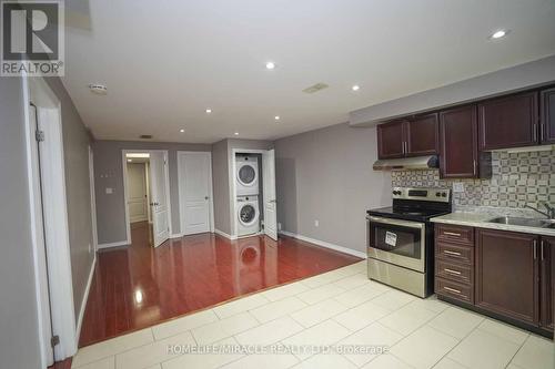 60 Chartwell Circle, Hamilton, ON - Indoor Photo Showing Kitchen