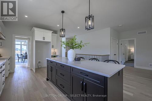 17 Spruce Crescent, North Middlesex (Parkhill), ON - Indoor Photo Showing Kitchen