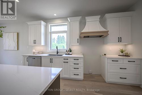 17 Spruce Crescent, North Middlesex, ON - Indoor Photo Showing Kitchen