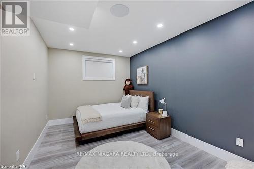 5 Melrose Drive, Niagara-On-The-Lake, ON - Indoor Photo Showing Bedroom