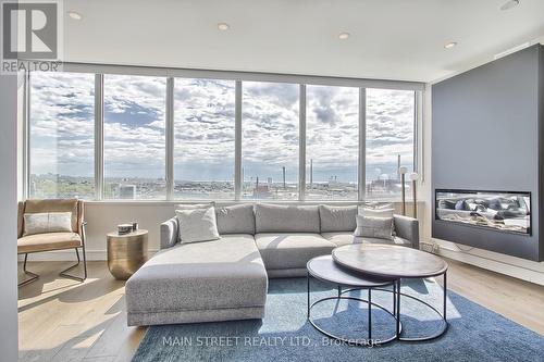 S1101 - 120 Bayview Avenue, Toronto, ON - Indoor Photo Showing Living Room