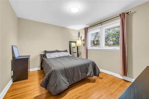 142 Normanhurst Avenue, Hamilton, ON - Indoor Photo Showing Bedroom