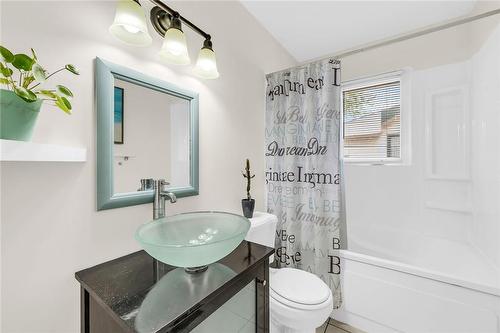 142 Normanhurst Avenue, Hamilton, ON - Indoor Photo Showing Bathroom